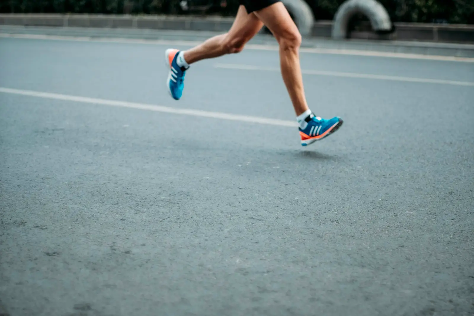 Hardloopschoenen op het asfalt